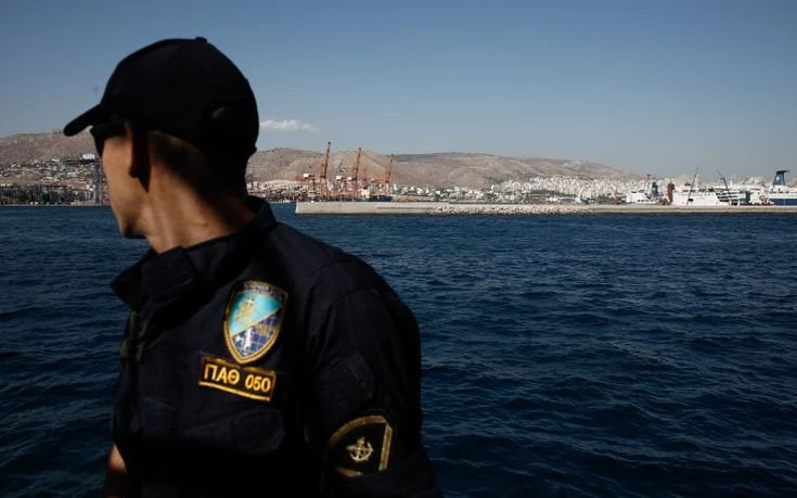 Αναστάτωση στο λιμάνι της Τήνου: Επιβάτης πλοίου έπεσε στη θάλασσα με τον σκύλο του